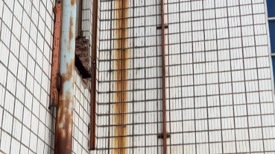 廠房外墻翻新：老舊瓷磚滲水問題的隱患