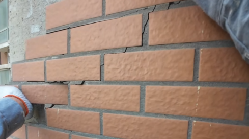 廠房外墻翻新：老舊瓷磚開裂問題的隱患