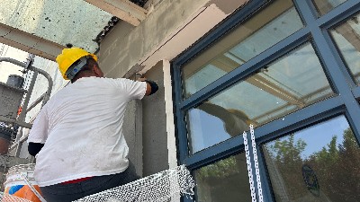 老舊廠區(qū)外墻翻新：防水裝飾一體化涂料